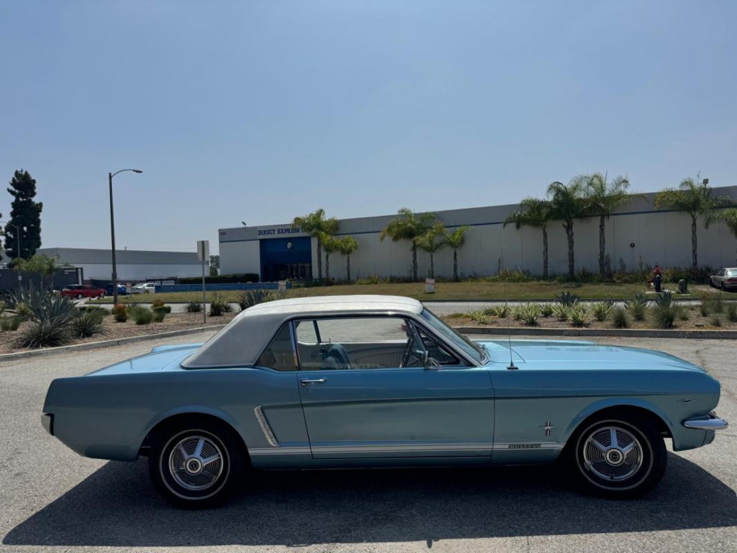 Ford Mustang - COUPE BLEUE TOIT VINYLE BLANC 1965
