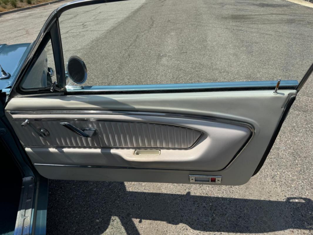 Ford Mustang - COUPE BLEUE TOIT VINYLE BLANC 1965